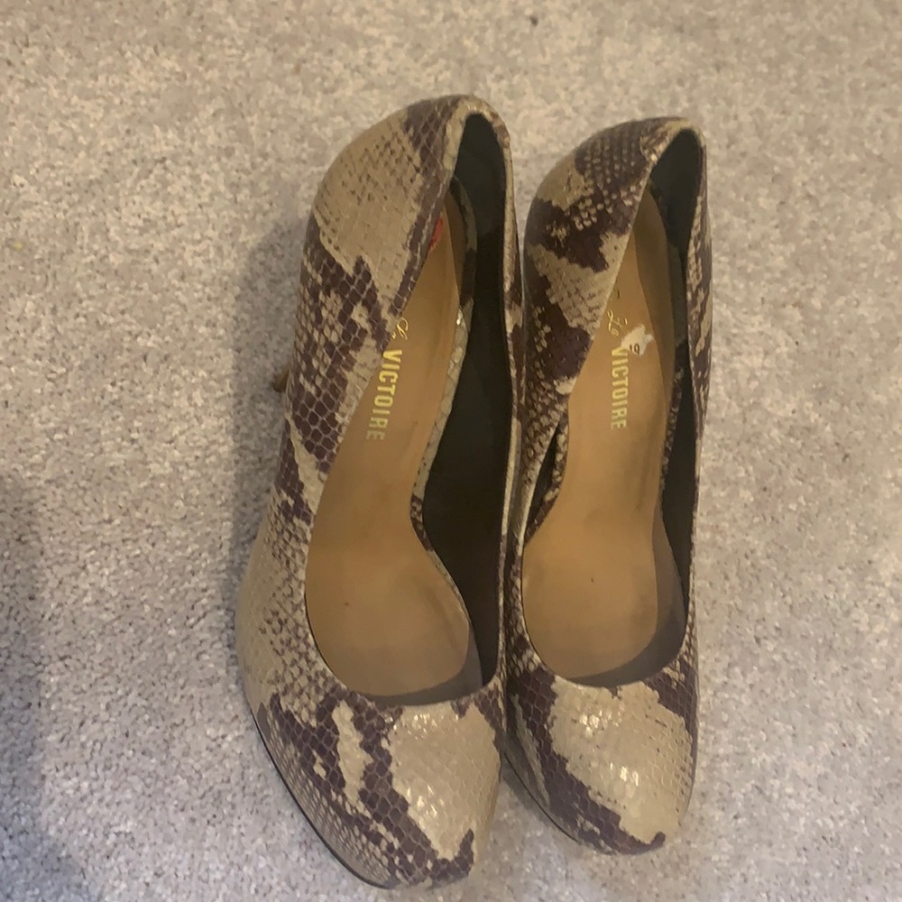 Pour La Victoire Snake Platform Heels 8.5